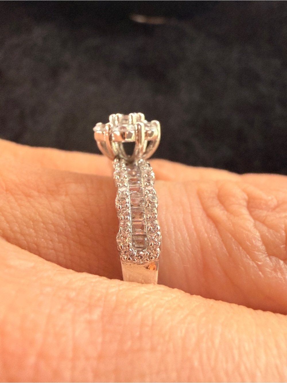 925 Silver Floral Crystal
Cluster Ring - White Sz7 - Picture 14 of 17